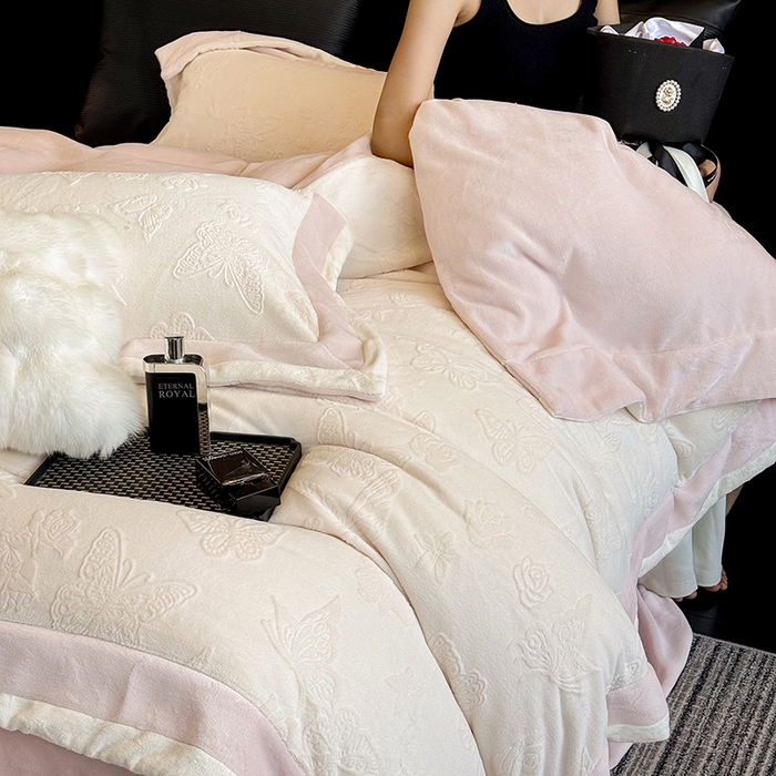 91家纺网 家纺一手货源 找家纺 若未家居 LOVEWE HOUSE 2025新款250克全消光纯色蝴蝶雕花双拼牛奶绒四件套-晨光蝶影 光蝶影-奶白