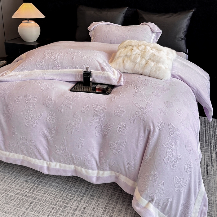 91家纺网 家纺一手货源 找家纺 若未家居 LOVEWE HOUSE 2025新款250克全消光纯色蝴蝶雕花双拼牛奶绒四件套-晨光蝶影 光蝶影-浅紫