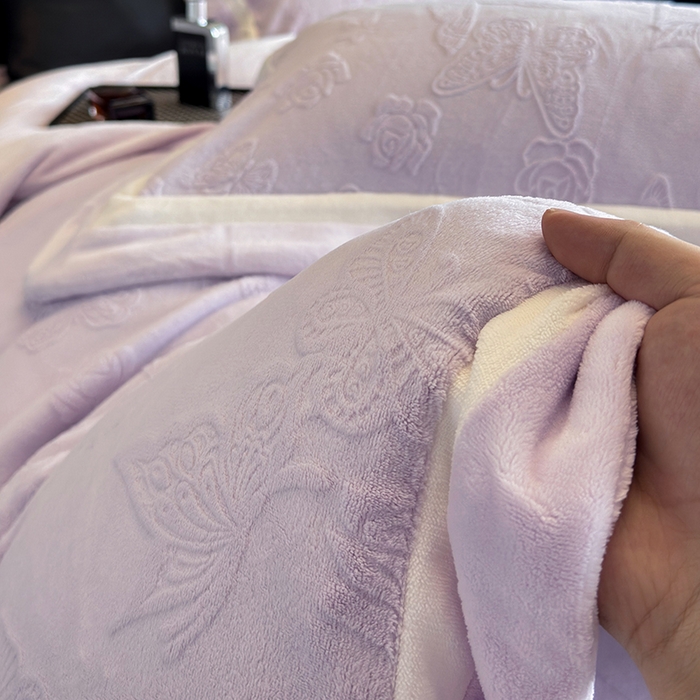 91家纺网 家纺一手货源 找家纺 若未家居 LOVEWE HOUSE 2025新款250克全消光纯色蝴蝶雕花双拼牛奶绒四件套-晨光蝶影 光蝶影-浅紫
