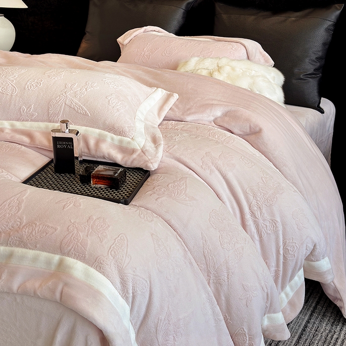 91家纺网 家纺一手货源 找家纺 若未家居 LOVEWE HOUSE 2025新款250克全消光纯色蝴蝶雕花双拼牛奶绒四件套-晨光蝶影 光蝶影-浅粉