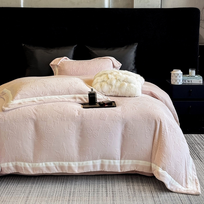 91家纺网 家纺一手货源 找家纺 若未家居 LOVEWE HOUSE 2025新款250克全消光纯色蝴蝶雕花双拼牛奶绒四件套-晨光蝶影 光蝶影-浅粉