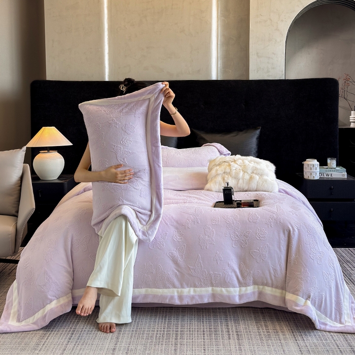 91家纺网 家纺一手货源 找家纺 若未家居 LOVEWE HOUSE 2025新款250克全消光纯色蝴蝶雕花双拼牛奶绒四件套-晨光蝶影 光蝶影-浅紫