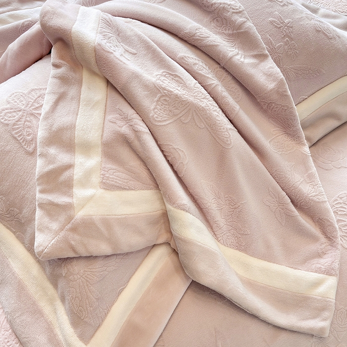 91家纺网 家纺一手货源 找家纺 若未家居 LOVEWE HOUSE 2025新款250克全消光纯色蝴蝶雕花双拼牛奶绒四件套-晨光蝶影 光蝶影-浅粉