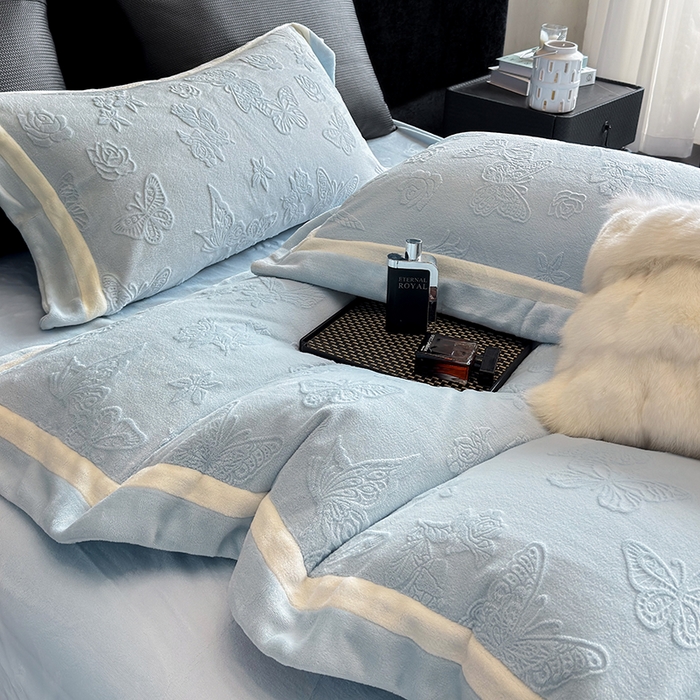 91家纺网 家纺一手货源 找家纺 若未家居 LOVEWE HOUSE 2025新款250克全消光纯色蝴蝶雕花双拼牛奶绒四件套-晨光蝶影 光蝶影-浅蓝