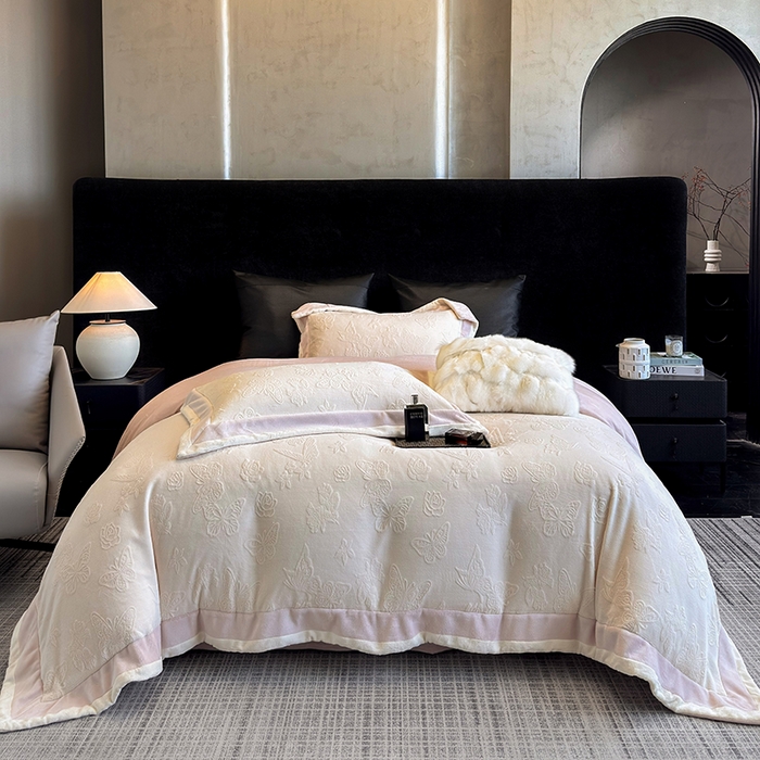 91家纺网 家纺一手货源 找家纺 若未家居 LOVEWE HOUSE 2025新款250克全消光纯色蝴蝶雕花双拼牛奶绒四件套-晨光蝶影 光蝶影-奶白