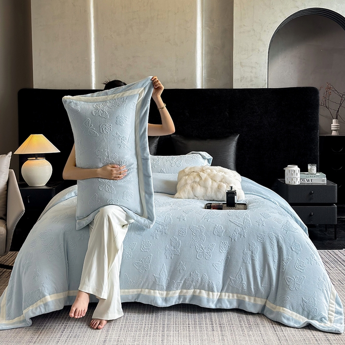 91家纺网 家纺一手货源 找家纺 若未家居 LOVEWE HOUSE 2025新款250克全消光纯色蝴蝶雕花双拼牛奶绒四件套-晨光蝶影 光蝶影-浅蓝