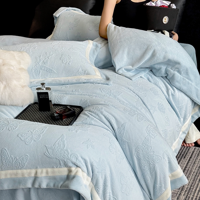 91家纺网 家纺一手货源 找家纺 若未家居 LOVEWE HOUSE 2025新款250克全消光纯色蝴蝶雕花双拼牛奶绒四件套-晨光蝶影 光蝶影-浅蓝