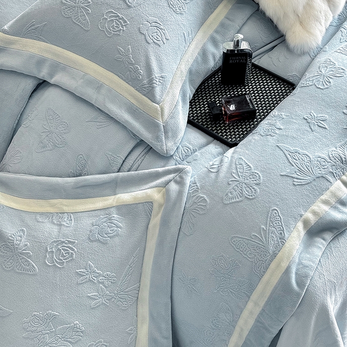 91家纺网 家纺一手货源 找家纺 若未家居 LOVEWE HOUSE 2025新款250克全消光纯色蝴蝶雕花双拼牛奶绒四件套-晨光蝶影 光蝶影-浅蓝