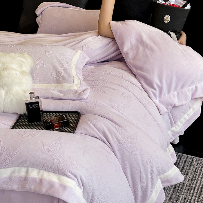 91家纺网 家纺一手货源 找家纺 若未家居 LOVEWE HOUSE 2025新款250克全消光纯色蝴蝶雕花双拼牛奶绒四件套-晨光蝶影 光蝶影-浅紫