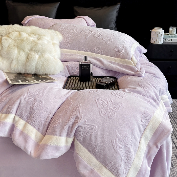 91家纺网 家纺一手货源 找家纺 若未家居 LOVEWE HOUSE 2025新款250克全消光纯色蝴蝶雕花双拼牛奶绒四件套-晨光蝶影 光蝶影-浅紫