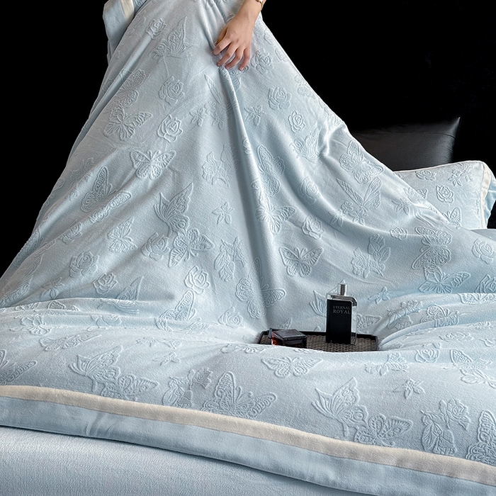 91家纺网 家纺一手货源 找家纺 若未家居 LOVEWE HOUSE 2025新款250克全消光纯色蝴蝶雕花双拼牛奶绒四件套-晨光蝶影 光蝶影-浅蓝