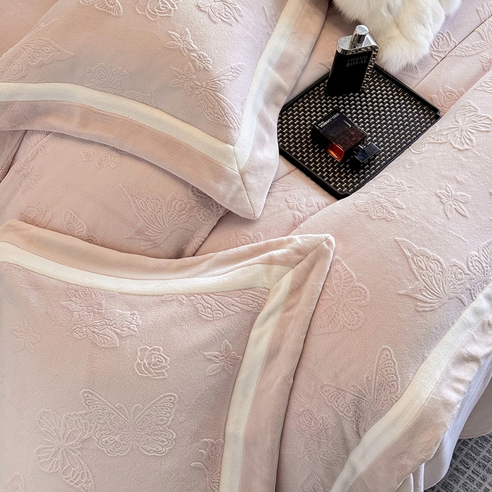 91家纺网 家纺一手货源 找家纺 若未家居 LOVEWE HOUSE 2025新款250克全消光纯色蝴蝶雕花双拼牛奶绒四件套-晨光蝶影 光蝶影-浅粉