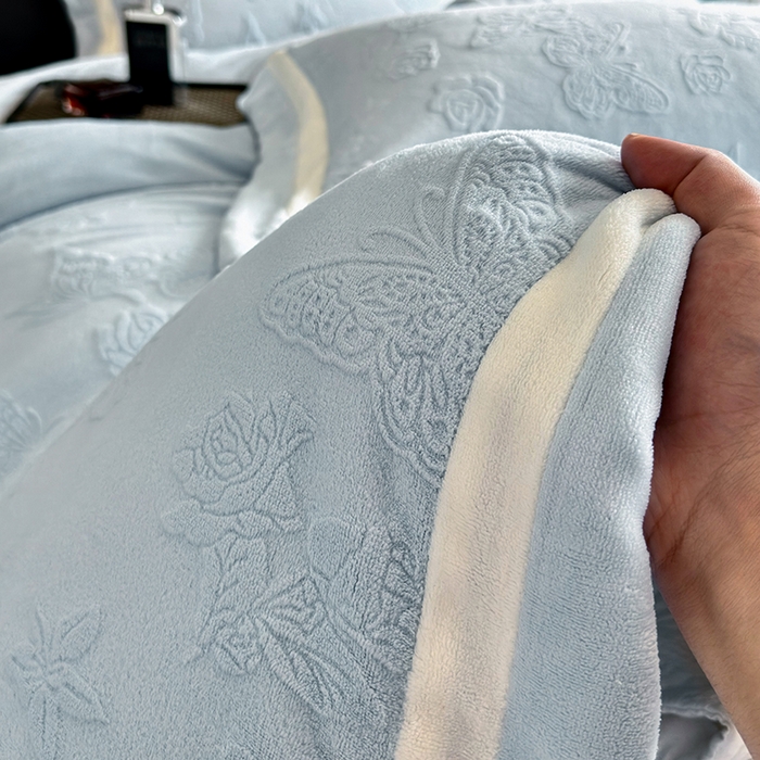 91家纺网 家纺一手货源 找家纺 若未家居 LOVEWE HOUSE 2025新款250克全消光纯色蝴蝶雕花双拼牛奶绒四件套-晨光蝶影 光蝶影-浅蓝