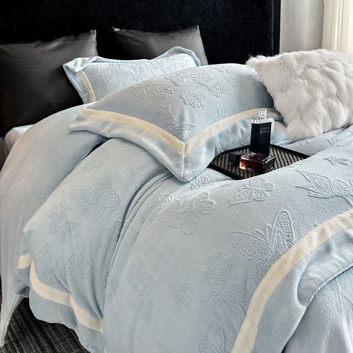 91家纺网 家纺一手货源 找家纺 若未家居 LOVEWE HOUSE 2025新款250克全消光纯色蝴蝶雕花双拼牛奶绒四件套-晨光蝶影 光蝶影-浅蓝