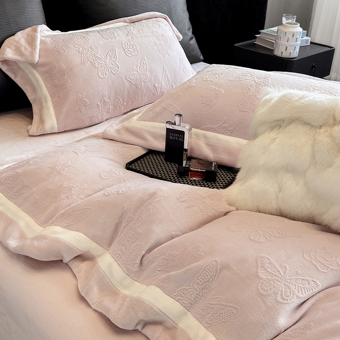 91家纺网 家纺一手货源 找家纺 若未家居 LOVEWE HOUSE 2025新款250克全消光纯色蝴蝶雕花双拼牛奶绒四件套-晨光蝶影 光蝶影-浅粉