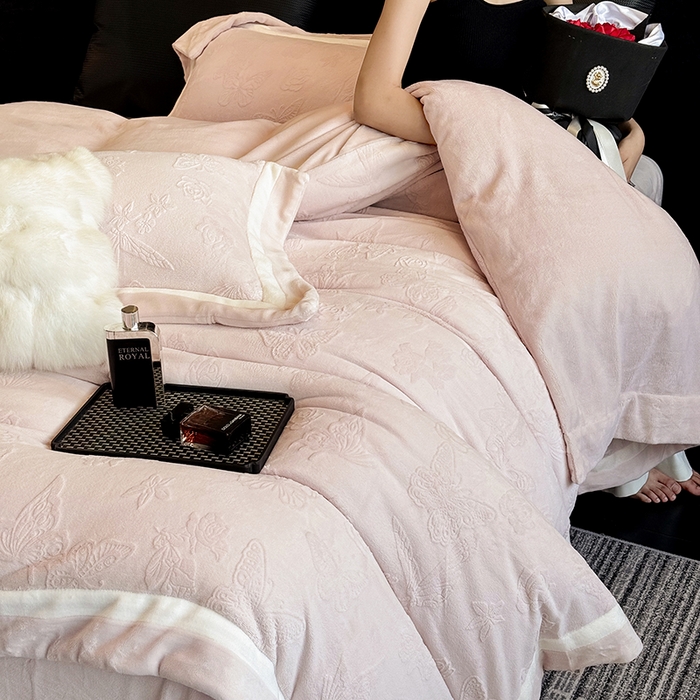 91家纺网 家纺一手货源 找家纺 若未家居 LOVEWE HOUSE 2025新款250克全消光纯色蝴蝶雕花双拼牛奶绒四件套-晨光蝶影 光蝶影-浅粉