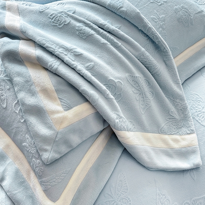 91家纺网 家纺一手货源 找家纺 若未家居 LOVEWE HOUSE 2025新款250克全消光纯色蝴蝶雕花双拼牛奶绒四件套-晨光蝶影 光蝶影-浅蓝