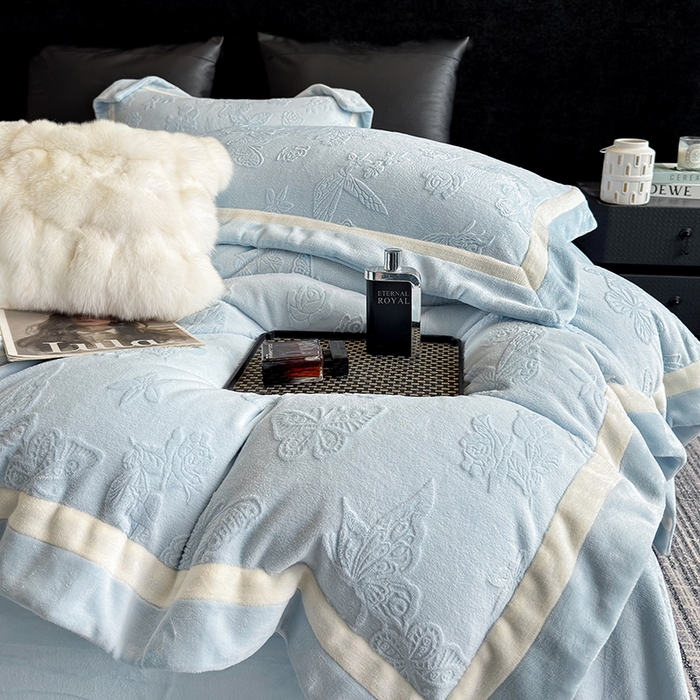 91家纺网 家纺一手货源 找家纺 若未家居 LOVEWE HOUSE 2025新款250克全消光纯色蝴蝶雕花双拼牛奶绒四件套-晨光蝶影 光蝶影-浅蓝