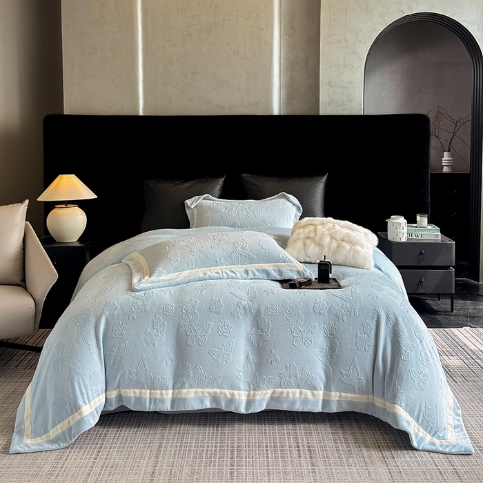 91家纺网 家纺一手货源 找家纺 若未家居 LOVEWE HOUSE 2025新款250克全消光纯色蝴蝶雕花双拼牛奶绒四件套-晨光蝶影 光蝶影-浅蓝