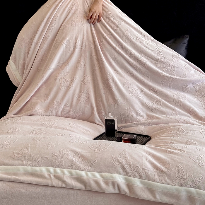 91家纺网 家纺一手货源 找家纺 若未家居 LOVEWE HOUSE 2025新款250克全消光纯色蝴蝶雕花双拼牛奶绒四件套-晨光蝶影 光蝶影-浅粉