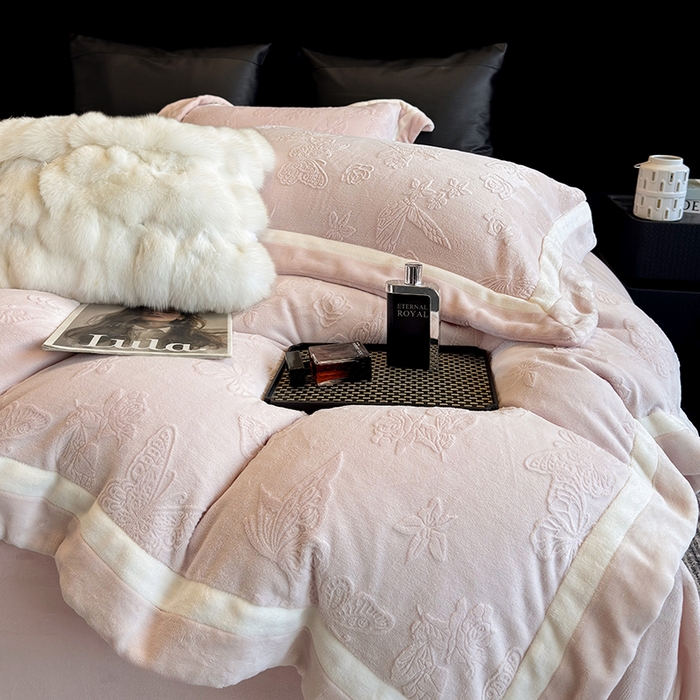 91家纺网 家纺一手货源 找家纺 若未家居 LOVEWE HOUSE 2025新款250克全消光纯色蝴蝶雕花双拼牛奶绒四件套-晨光蝶影 光蝶影-浅粉