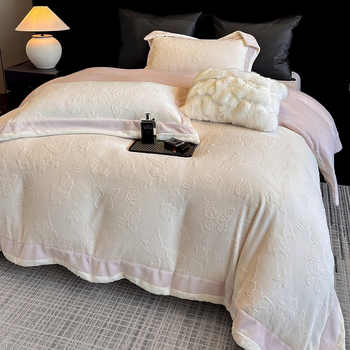 91家纺网 家纺一手货源 找家纺 若未家居 LOVEWE HOUSE 2025新款250克全消光纯色蝴蝶雕花双拼牛奶绒四件套-晨光蝶影 光蝶影-奶白