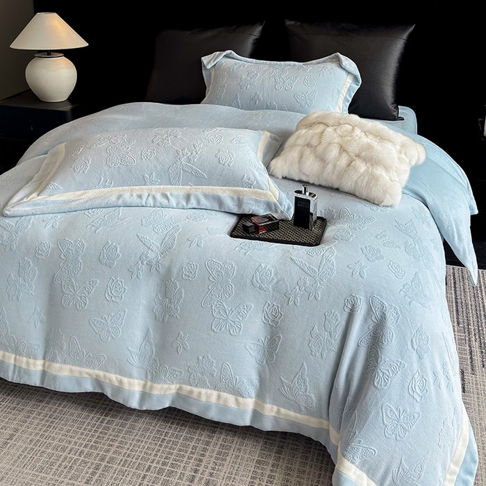 91家纺网 家纺一手货源 找家纺 若未家居 LOVEWE HOUSE 2025新款250克全消光纯色蝴蝶雕花双拼牛奶绒四件套-晨光蝶影 光蝶影-浅蓝