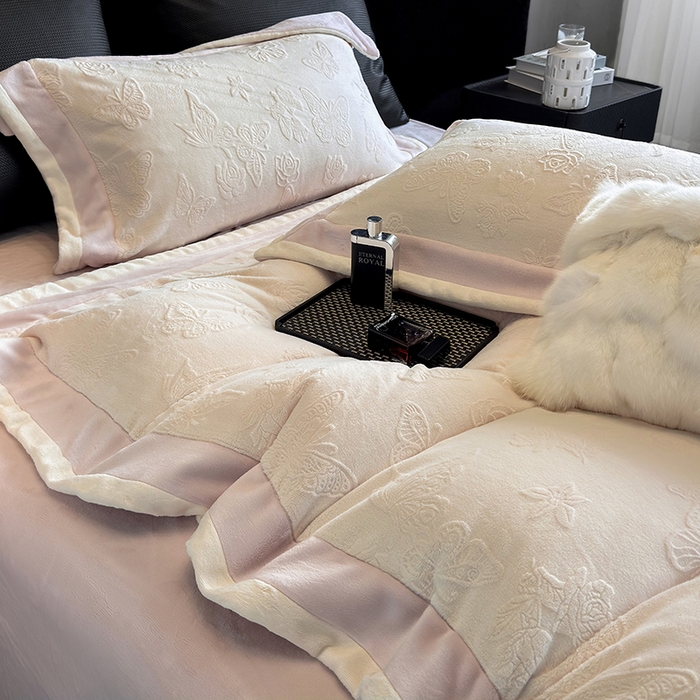 91家纺网 家纺一手货源 找家纺 （总）若未家居 LOVEWE HOUSE 2025新款250克全消光纯色蝴蝶雕花双拼牛奶绒四件套-晨光蝶影