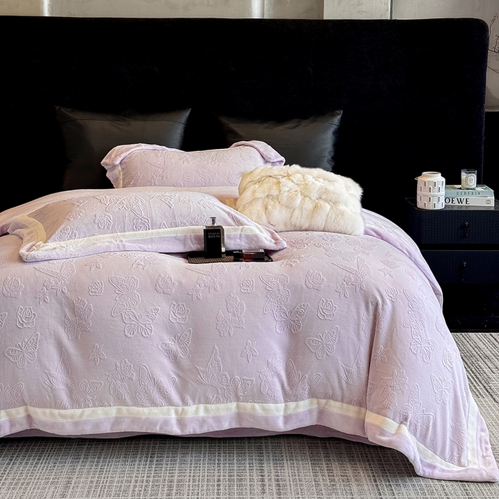 91家纺网 家纺一手货源 找家纺 若未家居 LOVEWE HOUSE 2025新款250克全消光纯色蝴蝶雕花双拼牛奶绒四件套-晨光蝶影 光蝶影-浅紫