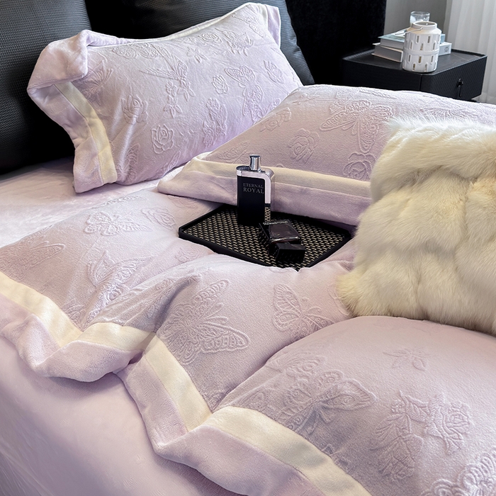 91家纺网 家纺一手货源 找家纺 若未家居 LOVEWE HOUSE 2025新款250克全消光纯色蝴蝶雕花双拼牛奶绒四件套-晨光蝶影 光蝶影-浅紫