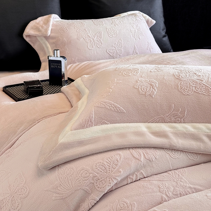 91家纺网 家纺一手货源 找家纺 若未家居 LOVEWE HOUSE 2025新款250克全消光纯色蝴蝶雕花双拼牛奶绒四件套-晨光蝶影 光蝶影-浅粉