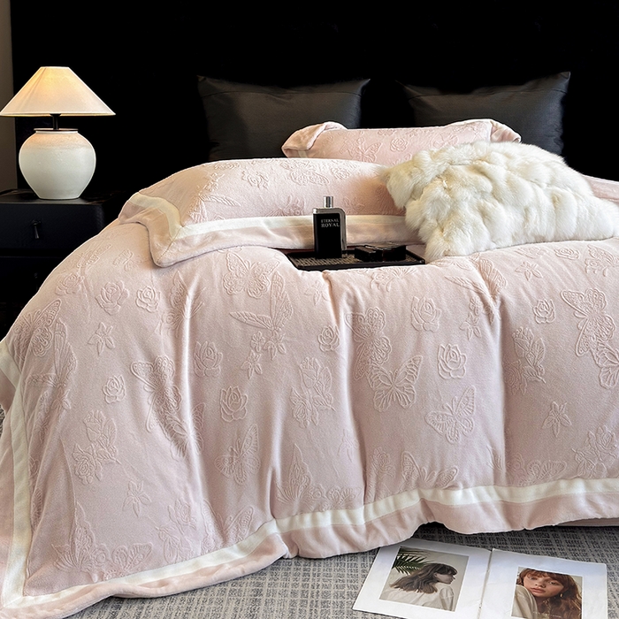 91家纺网 家纺一手货源 找家纺 若未家居 LOVEWE HOUSE 2025新款250克全消光纯色蝴蝶雕花双拼牛奶绒四件套-晨光蝶影 光蝶影-浅粉