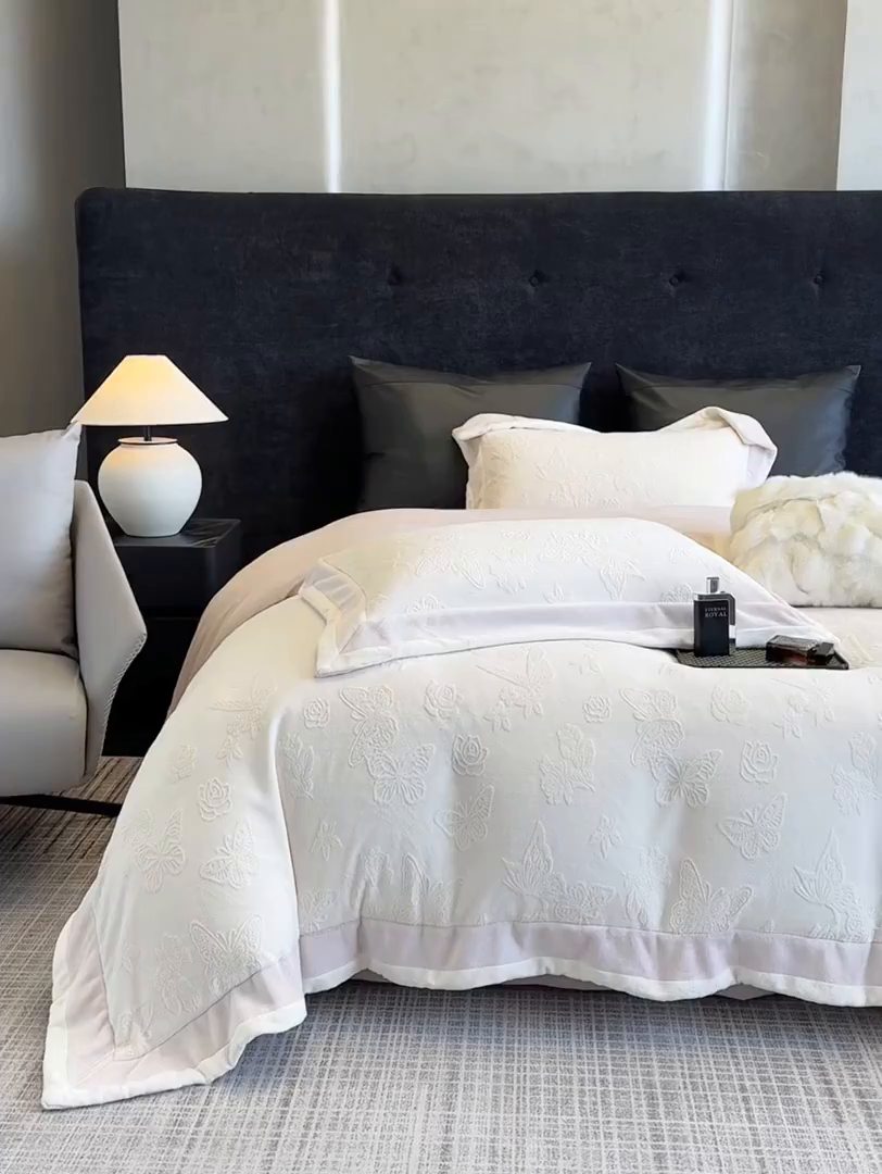 91家纺网 家纺一手货源 找家纺 若未家居 LOVEWE HOUSE 2025新款250克全消光纯色蝴蝶雕花双拼牛奶绒四件套-晨光蝶影 光蝶影-奶白