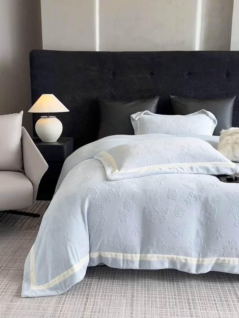 91家纺网 家纺一手货源 找家纺 若未家居 LOVEWE HOUSE 2025新款250克全消光纯色蝴蝶雕花双拼牛奶绒四件套-晨光蝶影 光蝶影-浅蓝