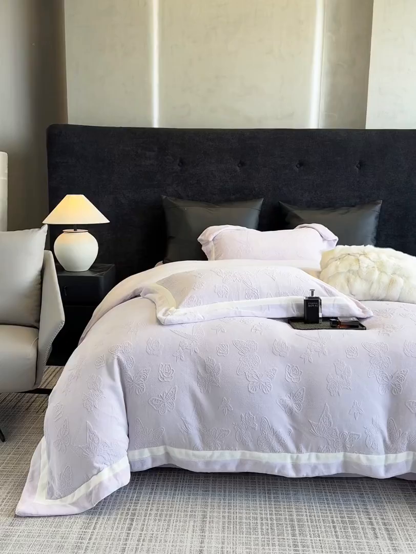 91家纺网 家纺一手货源 找家纺 若未家居 LOVEWE HOUSE 2025新款250克全消光纯色蝴蝶雕花双拼牛奶绒四件套-晨光蝶影 光蝶影-浅紫