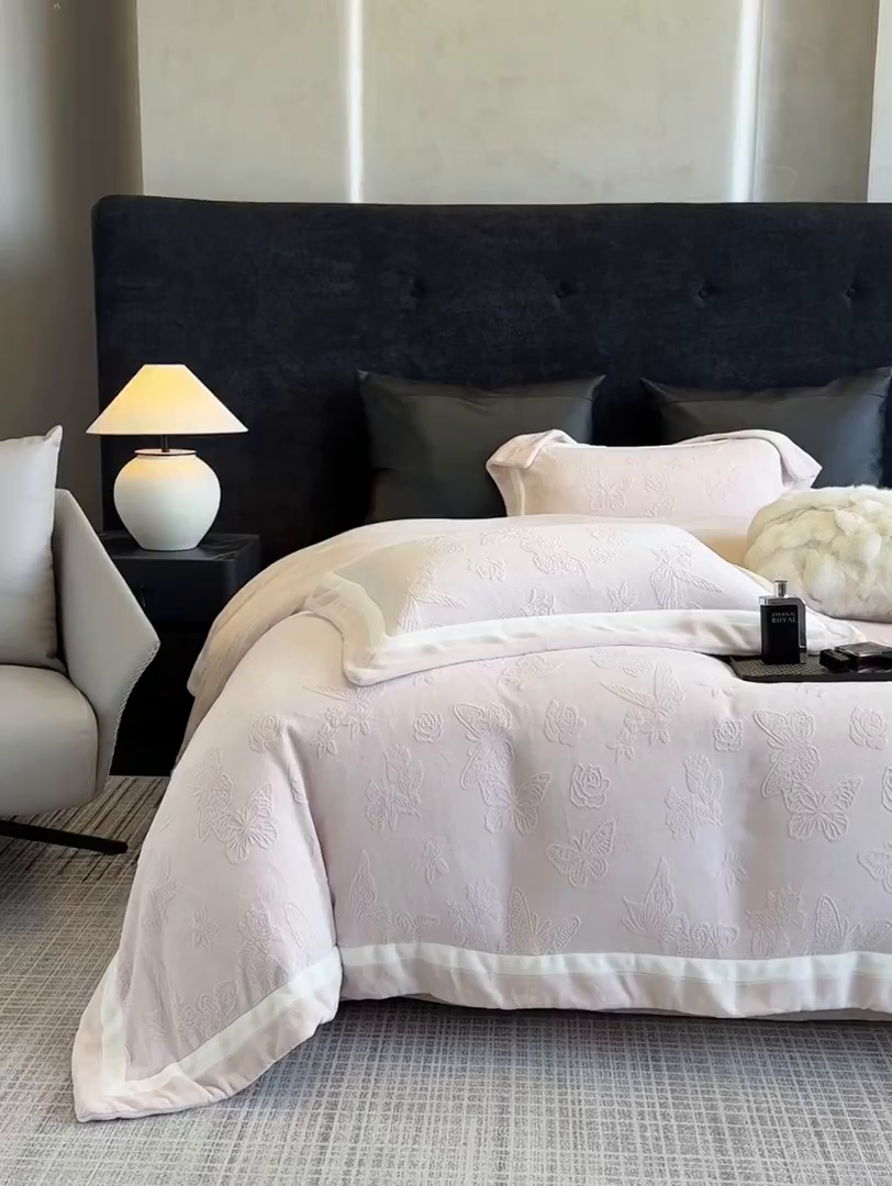 91家纺网 家纺一手货源 找家纺 若未家居 LOVEWE HOUSE 2025新款250克全消光纯色蝴蝶雕花双拼牛奶绒四件套-晨光蝶影 光蝶影-浅粉