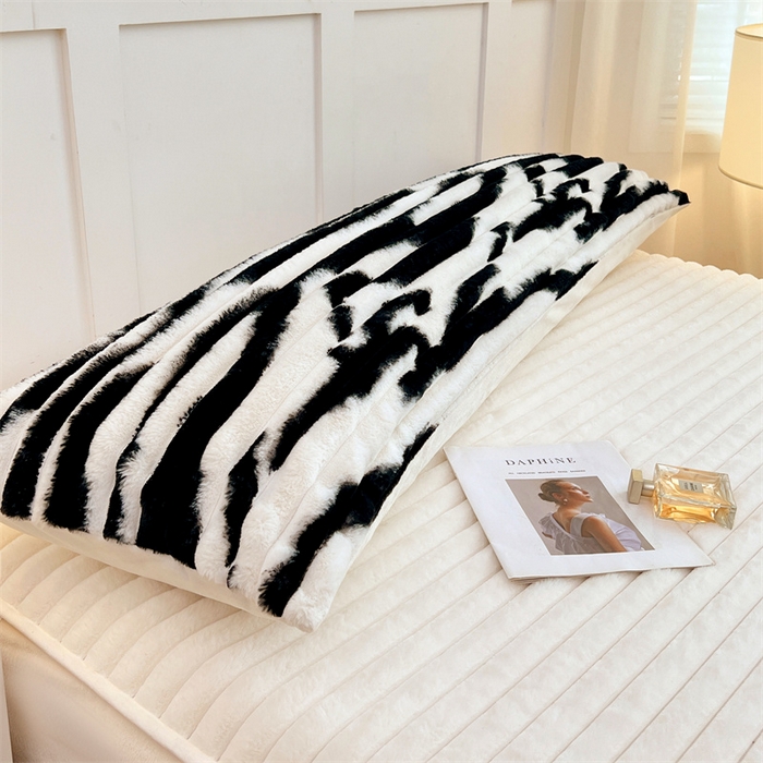 91家纺网 家纺一手货源 找家纺 梦舒羽 2025新款兔毛绒双人枕套牛奶绒加长法兰绒枕芯套法莱绒枕头套-抽条 兔毛绒抽条-梦幻墨白