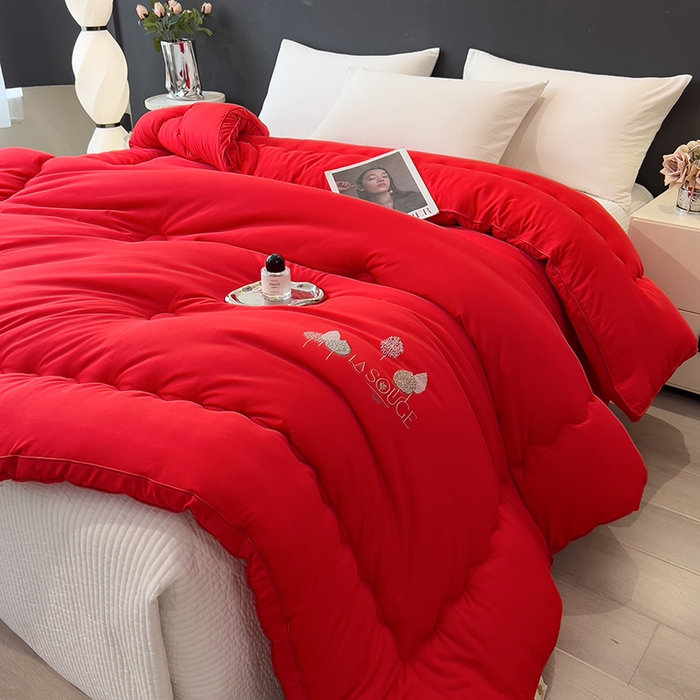 91家纺网 家纺一手货源 找家纺 丽莱美家纺 2025新款牛奶棉新疆羽丝绵被被子被芯-云柔系列 云柔-红