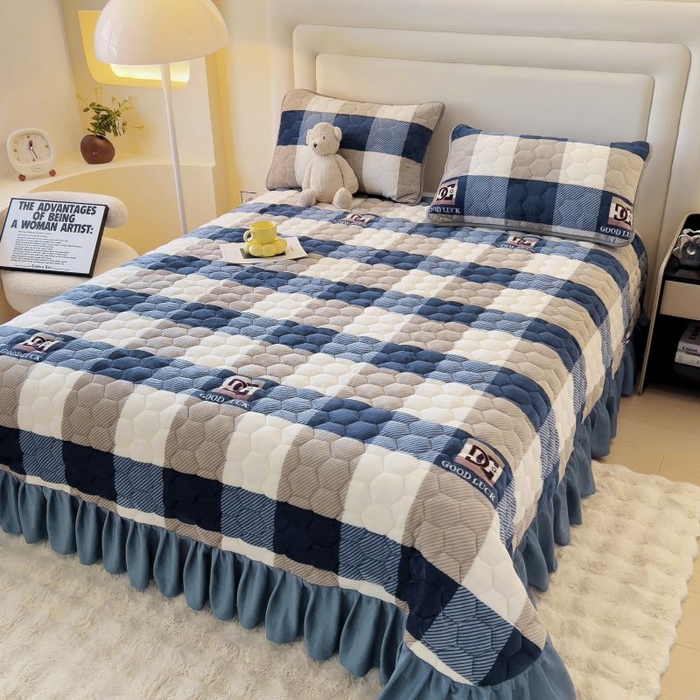 91家纺网 家纺一手货源 找家纺 情煊家纺 2025新款简约加厚A类牛奶绒夹棉印花床盖 蓝大格