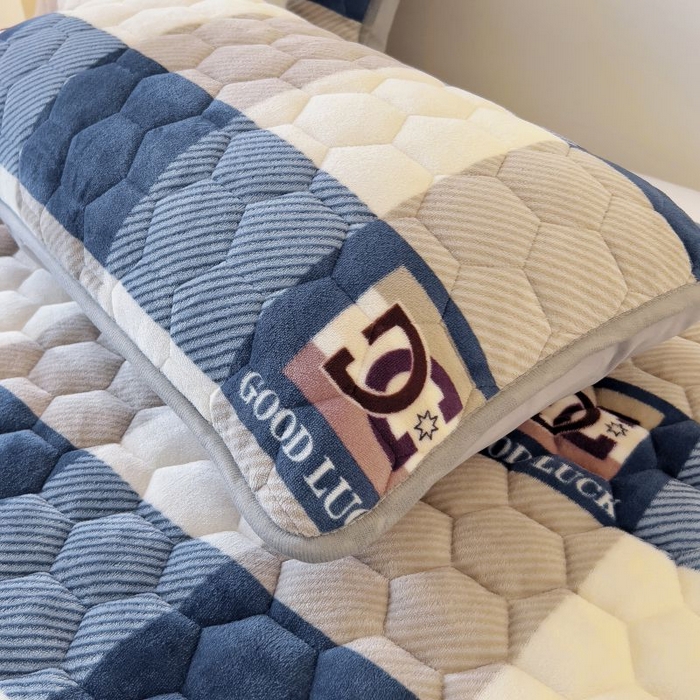 91家纺网 家纺一手货源 找家纺 情煊家纺 2025新款简约加厚A类牛奶绒夹棉印花床盖 蓝大格