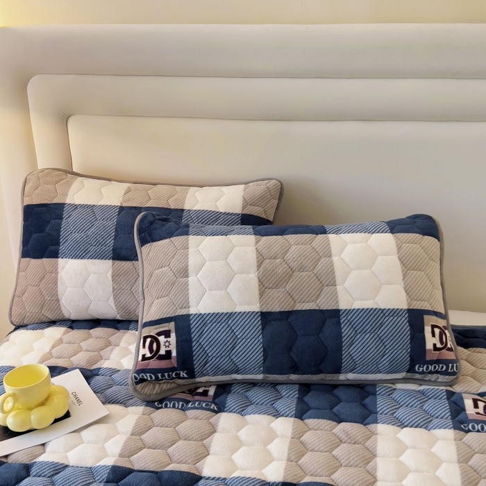 91家纺网 家纺一手货源 找家纺 情煊家纺 2025新款简约加厚A类牛奶绒夹棉印花床盖 蓝大格