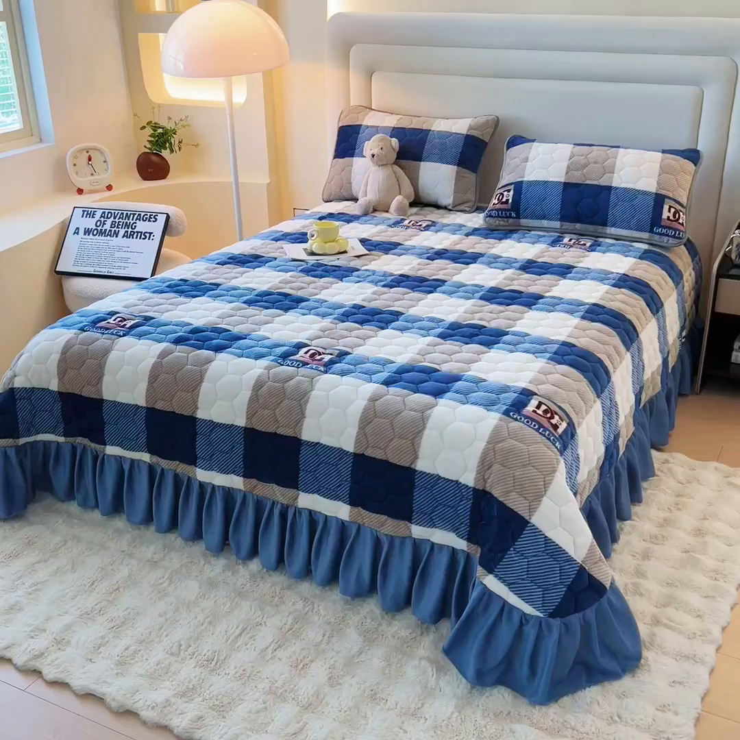 91家纺网 家纺一手货源 找家纺 情煊家纺 2025新款简约加厚A类牛奶绒夹棉印花床盖 蓝大格