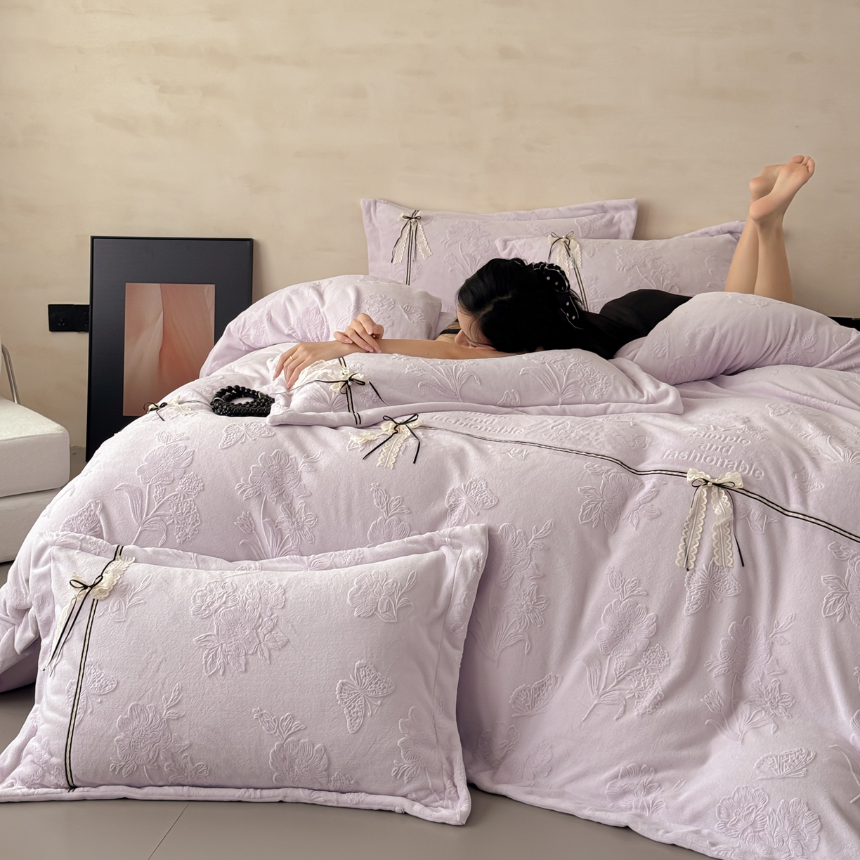 91家纺网 家纺一手货源 找家纺 若未家居 LOVEWE HOUSE 2025新款250克法式轻奢牛奶绒雕花工艺款四件套-蝶屿 蝶屿  紫