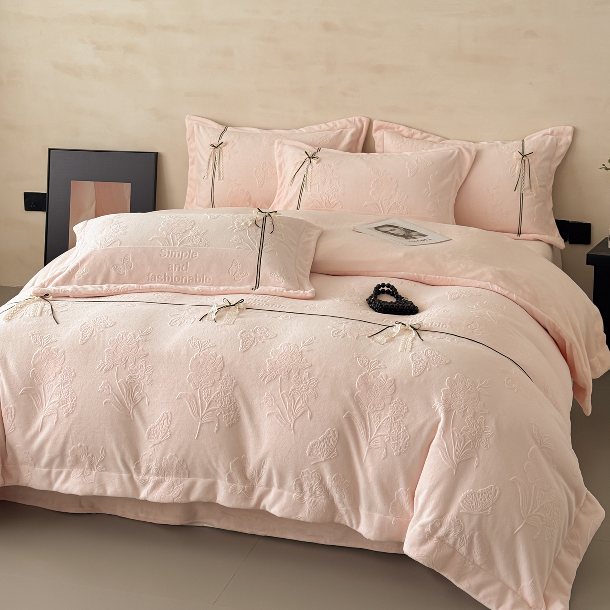 91家纺网 家纺一手货源 找家纺 （总）若未家居 LOVEWE HOUSE 2025新款250克法式轻奢牛奶绒雕花工艺款四件套-蝶屿