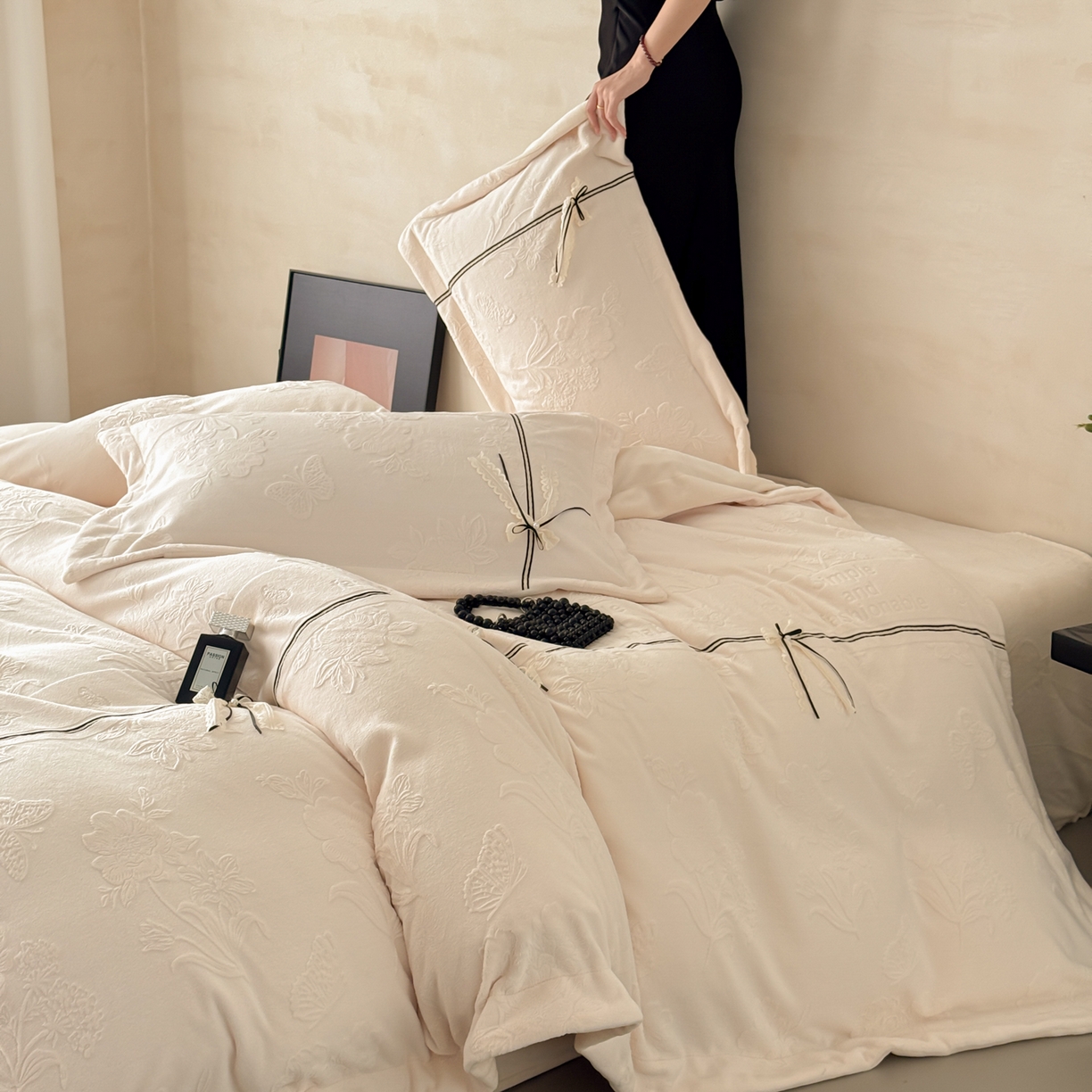 91家纺网 家纺一手货源 找家纺 若未家居 LOVEWE HOUSE 2025新款250克法式轻奢牛奶绒雕花工艺款四件套-蝶屿 蝶屿  奶油白
