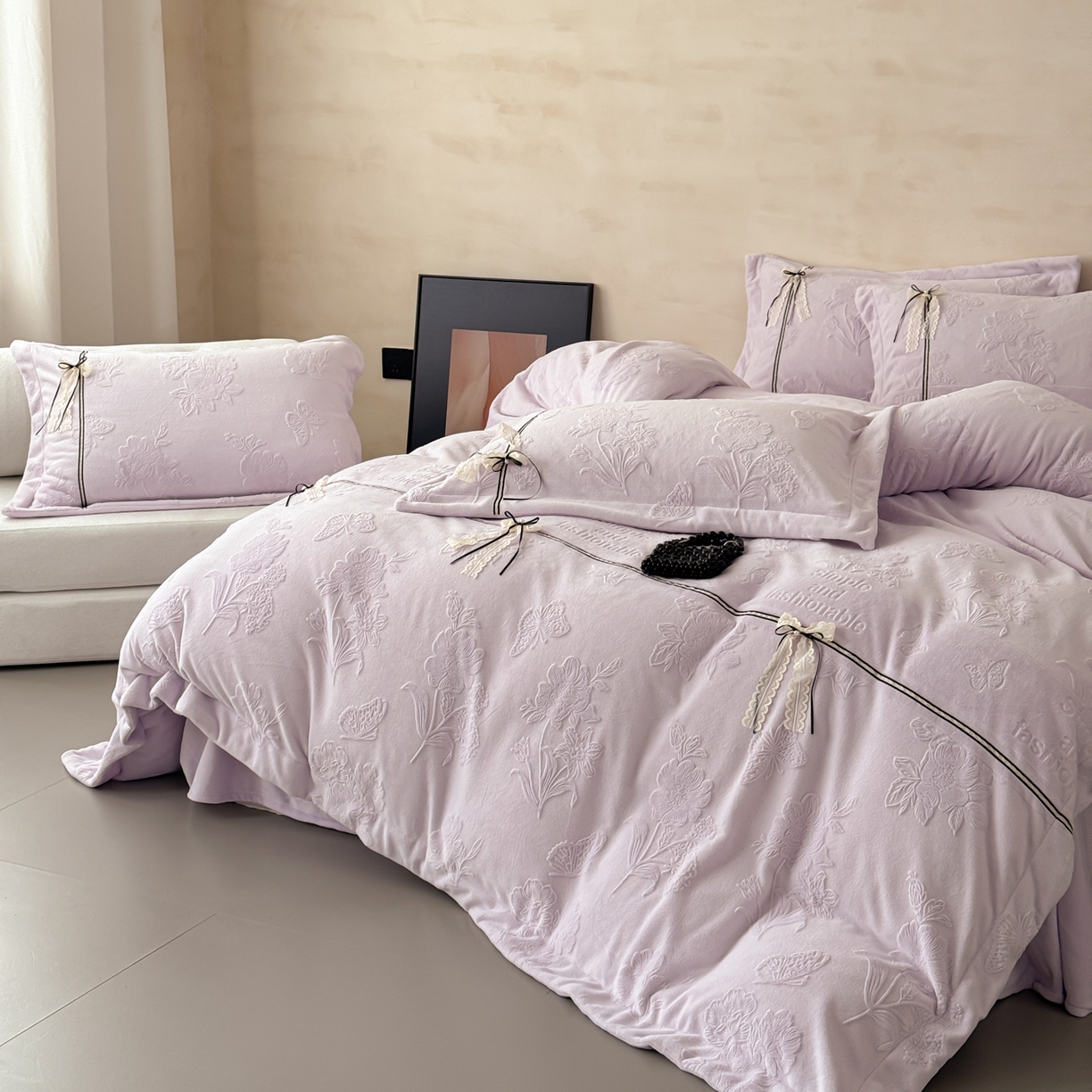 91家纺网 家纺一手货源 找家纺 若未家居 LOVEWE HOUSE 2025新款250克法式轻奢牛奶绒雕花工艺款四件套-蝶屿 蝶屿  紫
