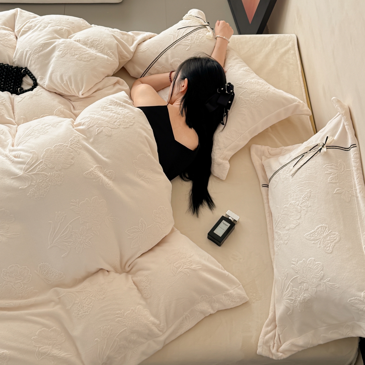 91家纺网 家纺一手货源 找家纺 若未家居 LOVEWE HOUSE 2025新款250克法式轻奢牛奶绒雕花工艺款四件套-蝶屿 蝶屿  奶油白