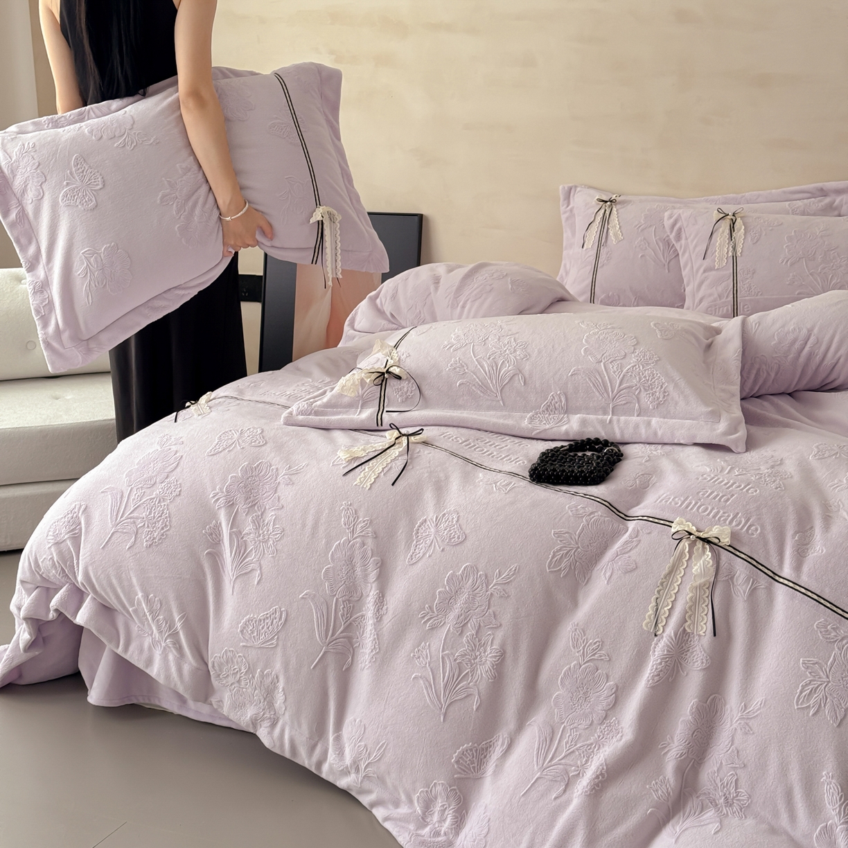 91家纺网 家纺一手货源 找家纺 若未家居 LOVEWE HOUSE 2025新款250克法式轻奢牛奶绒雕花工艺款四件套-蝶屿 蝶屿  紫