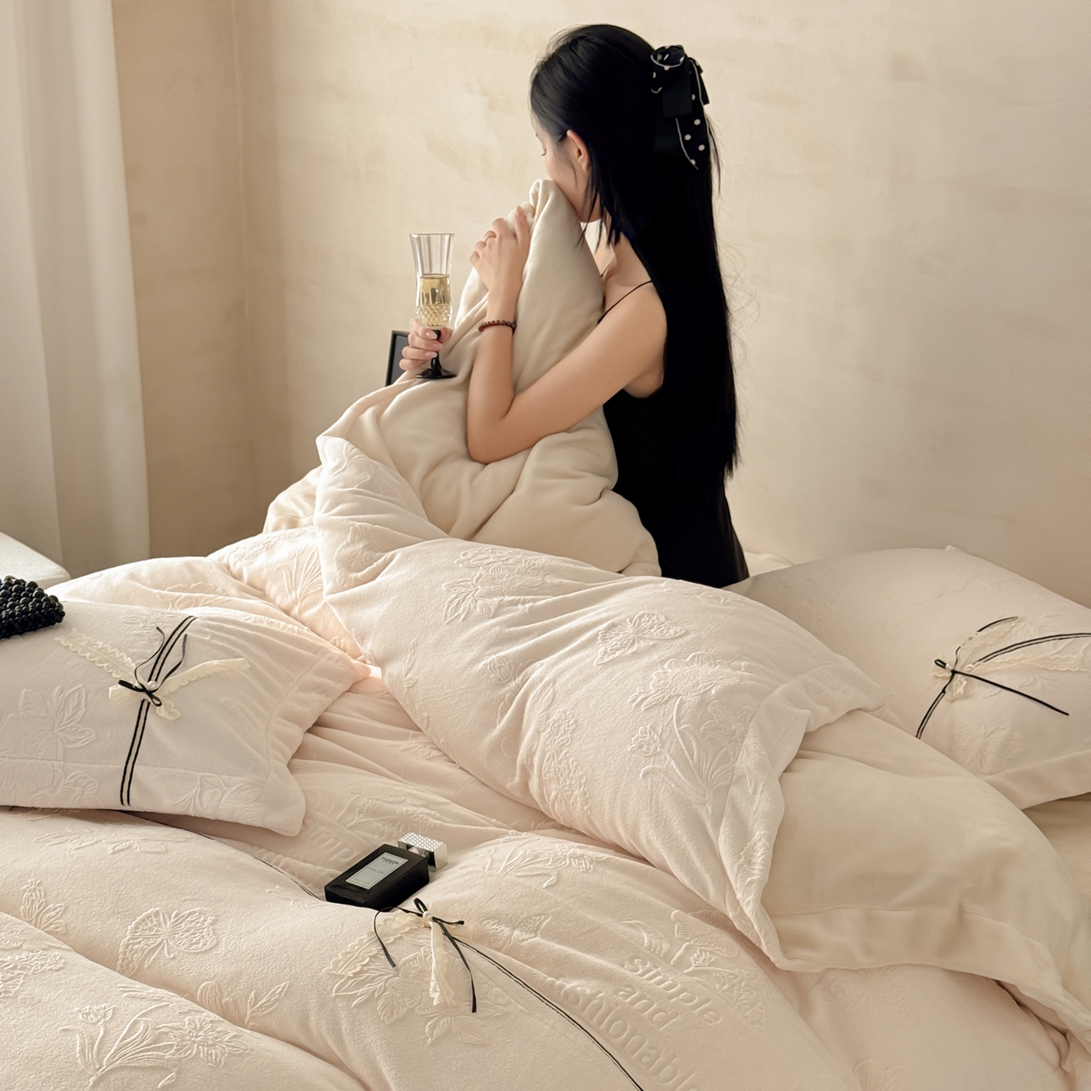 91家纺网 家纺一手货源 找家纺 若未家居 LOVEWE HOUSE 2025新款250克法式轻奢牛奶绒雕花工艺款四件套-蝶屿 蝶屿  奶油白