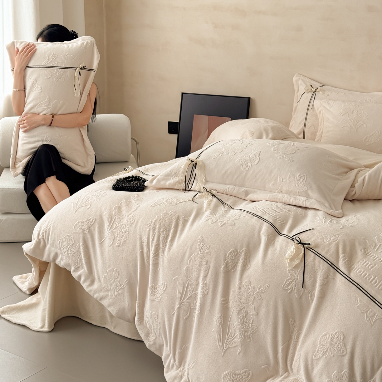 91家纺网 家纺一手货源 找家纺 若未家居 LOVEWE HOUSE 2025新款250克法式轻奢牛奶绒雕花工艺款四件套-蝶屿 蝶屿  奶油白